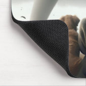 Hond en vrouw kijken naar een tornado muismat (Hoek)