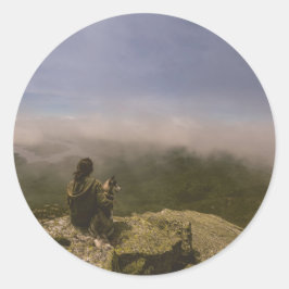 Hond en vrouw op een Rocky Bluff Ronde Sticker