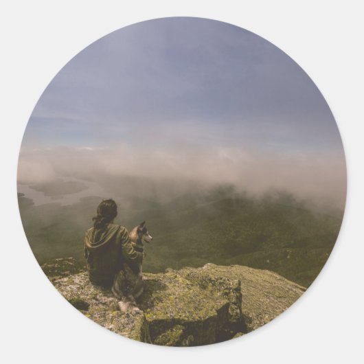 Hond en vrouw op een Rocky Bluff Ronde Sticker (Voorkant)