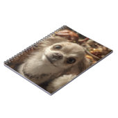 Hond geeft  notitieboek (Linkerzijde)