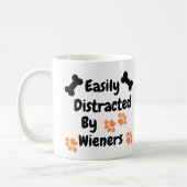Hond gemakkelijk afgeleid door Wieners Koffiemok (Links)