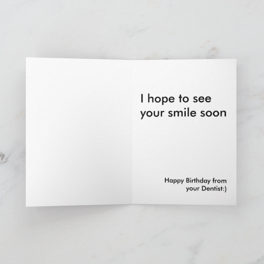 Hond glimlach, glimlach! Het is jouw verjaardag! Kaart (Binnen)