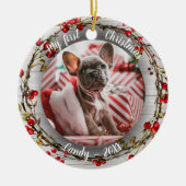 Hond Huisdier Eerste Kerstfoto Rode Berry Krans Keramisch Ornament (Voorkant)