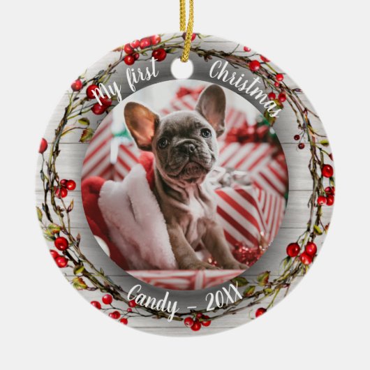 Hond Huisdier Eerste Kerstfoto Rode Berry Krans Keramisch Ornament (Voorkant)