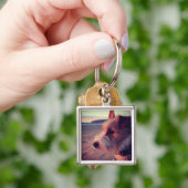 Hond in de buurt van het strand sleutelhanger (Hand)