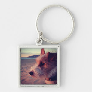 Hond in de buurt van het strand sleutelhanger