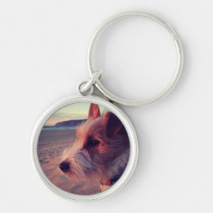 Hond in de buurt van het strand sleutelhanger