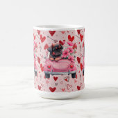 Hond in een auto met hart koffiemok (Center)