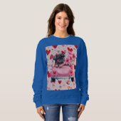 Hond in een auto met hart trui (Voorkant volledig)