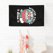 Hond in feestelijke Mok voor Holiday Vibes - Winte Spandoek (Insitu)