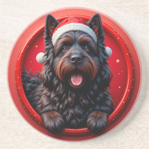 Hond in kerstmuts omringd door festieve Kerstmis Zandsteen Onderzetter