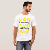 Hond in opleiding Geef ons ruimte hond training T-shirt (Voorkant volledig)