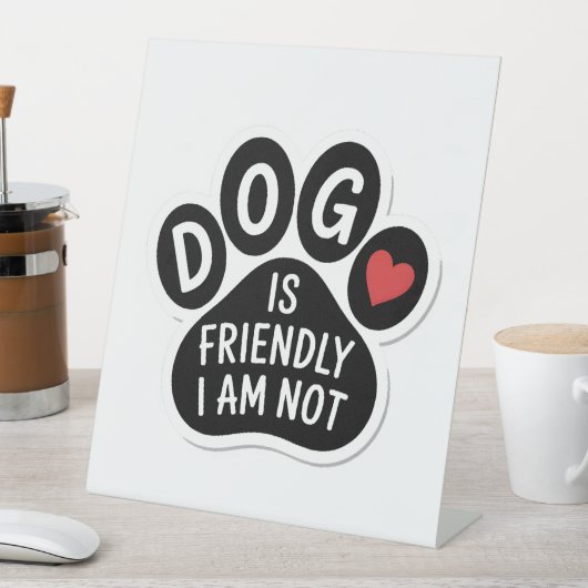 Hond is vriendelijk, ik niet reclamebord met voetstuk (Insitu)