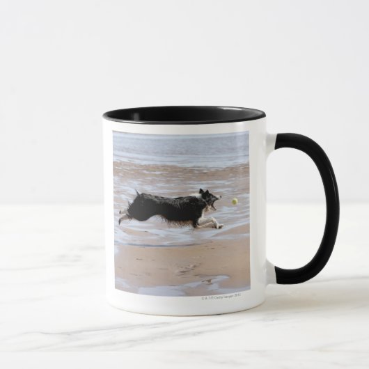 Hond jaagt een bal op het strand mok (Rechts)
