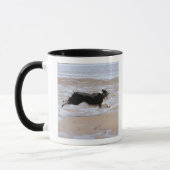 Hond jaagt een bal op het strand mok (Links)