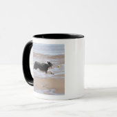 Hond jaagt een bal op het strand mok (Voorkant links)