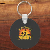 Hond Jaagt op Zombies Halloween-ontwerp Sleutelhanger (Voorkant)