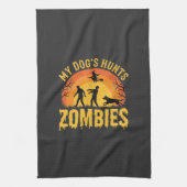 Hond Jaagt op Zombies Halloween-ontwerp Theedoek (Verticaal)