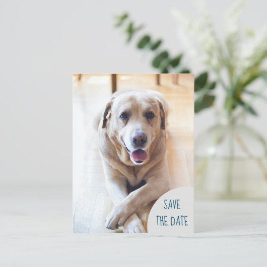 Hond kondigt Save the Date trouwfoto aan Aankondigingskaart (Staand voorkant)