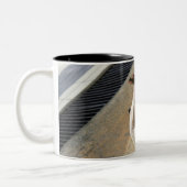 Hond ligt op de vloer tweekleurige koffiemok (Links)