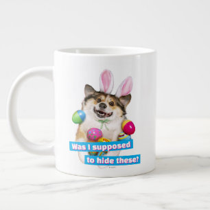 Hond ligt op paaseieren grote koffiekop
