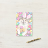 Hond ligt op paaseieren post-it® notes (Op bureau)