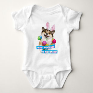 Hond ligt op paaseieren romper