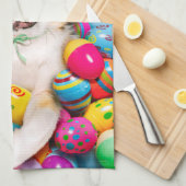 Hond ligt op paaseieren theedoek (Quarter Fold)