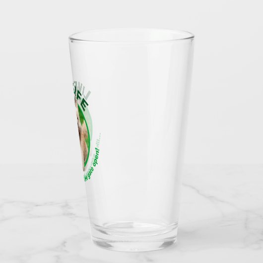 Hond loopt in de baard glas (Links)