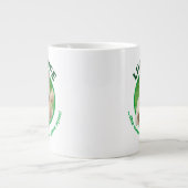 Hond loopt in de baard grote koffiekop (Voorkant)