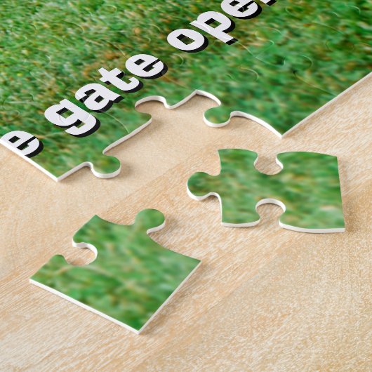 Hond loopt in de baard legpuzzel (Zijkant)