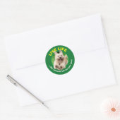Hond loopt in de baard ronde sticker (Envelop)