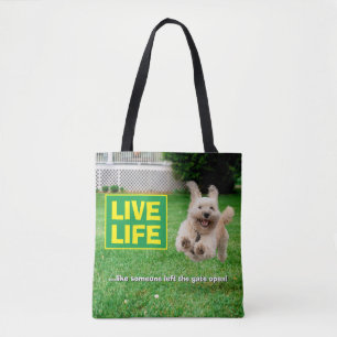 Hond loopt in de baard tote bag