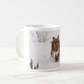 Hond loopt in de sneeuw koffiemok (Voorkant links)