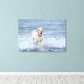 Hond loopt in water op het strand. canvas afdruk (Insitu (Houten vloer))