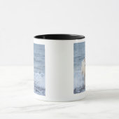 Hond loopt in water op het strand. mok (Midden)