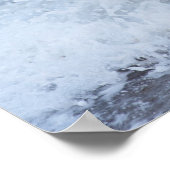 Hond loopt in water op het strand. poster (Hoek)