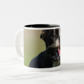 Hond loopt tweekleurige koffiemok (Voorkant links)