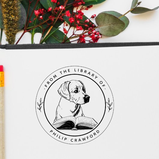 Hond met boek uit de bibliotheek van rubberstempel