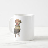 hond met dubbele blootstelling koffiemok (Voorkant links)