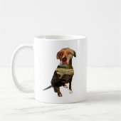 hond met dubbele blootstelling koffiemok (Links)