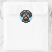 Hond met een ketting ronde sticker (Tas)