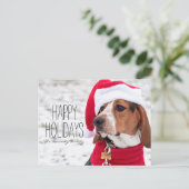 Hond met een winterjas en een kerst feestdagenkaart (Staand voorkant)