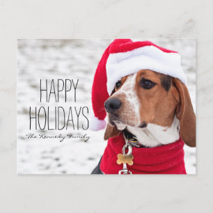 Hond met een winterjas en een kerst feestdagenkaart