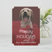 Hond met kerstcadeaus feestdagenkaart (Staand voorkant)