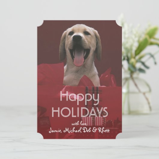 Hond met kerstcadeaus feestdagenkaart (Staand voorkant)