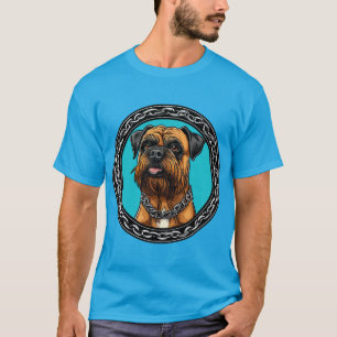 Hond met kettinghalsband en opvallende achtergrond t-shirt