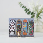 Hond met muurschildering van skateboards briefkaart (Staand voorkant)