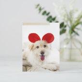 Hond met speelgoed in bed briefkaart (Staand voorkant)