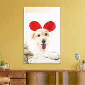 Hond met speelgoed in bed canvas afdruk (Insitu (Woonkamer))
